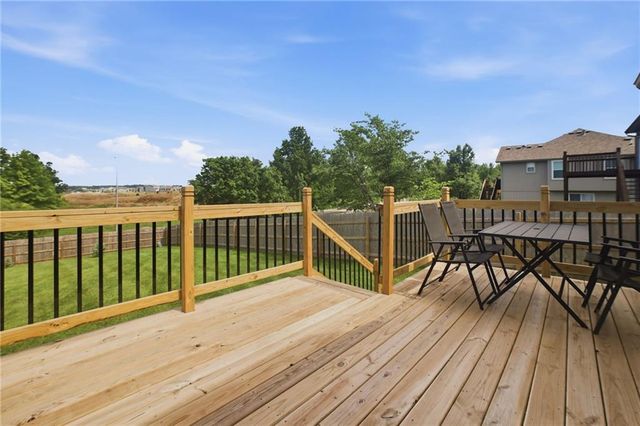 11131 N Lewis Avenue, Kansas City, MO 64157