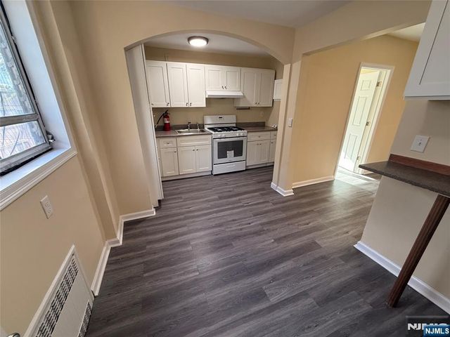 17 Westview Terrace, Teaneck, NJ 07666