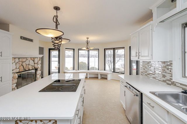 658 E Shoreline Drive, Holland, OH 43528