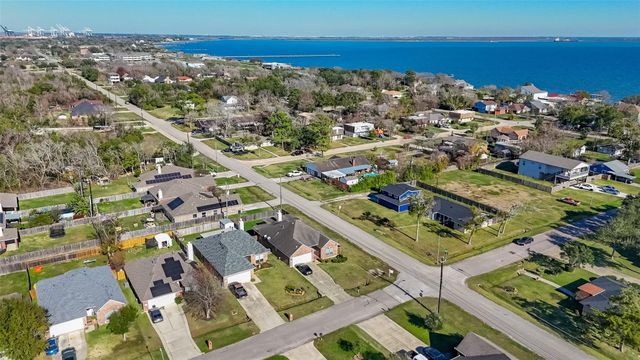 71 N Forrest Avenue, La Porte, TX 77571