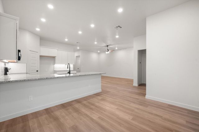 2401 Aberdeen Avenue, Wolfforth, TX 79382