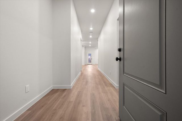 2401 Aberdeen Avenue, Wolfforth, TX 79382