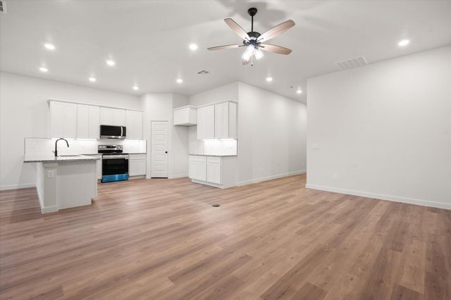 2401 Aberdeen Avenue, Wolfforth, TX 79382