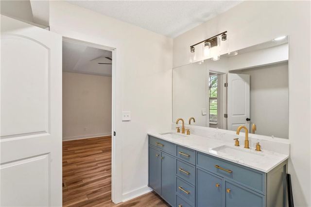 318 SE Bent Tree Drive, Blue Springs, MO 64014