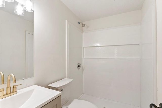 318 SE Bent Tree Drive, Blue Springs, MO 64014