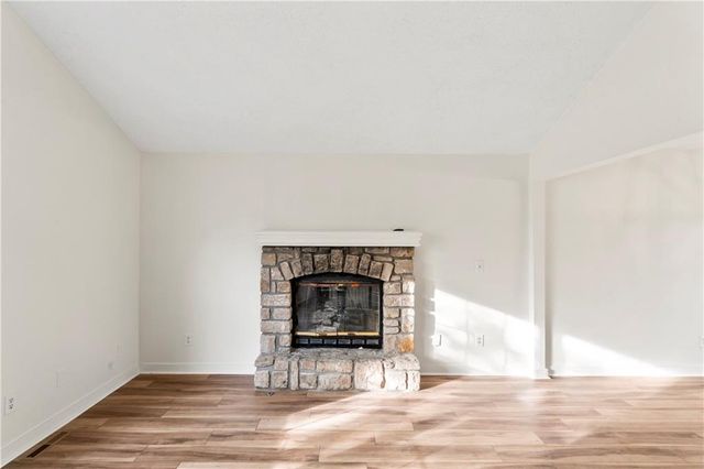 318 SE Bent Tree Drive, Blue Springs, MO 64014