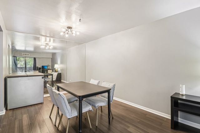 1405 E Central Road 122C, Arlington Heights, IL 60005