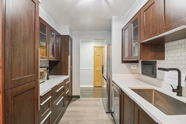 1405 E Central Road 122C, Arlington Heights, IL 60005