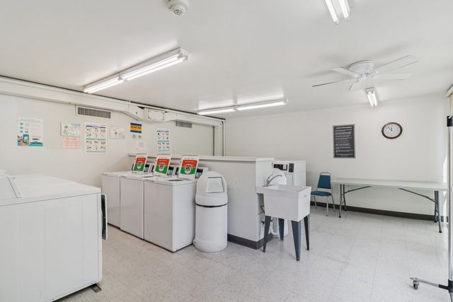 1405 E Central Road 122C, Arlington Heights, IL 60005