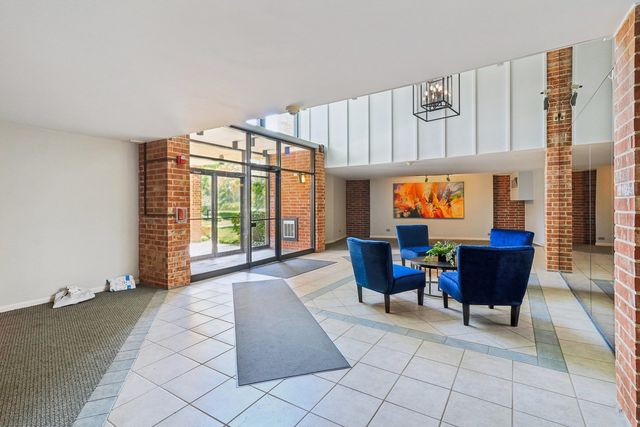 1405 E Central Road 122C, Arlington Heights, IL 60005