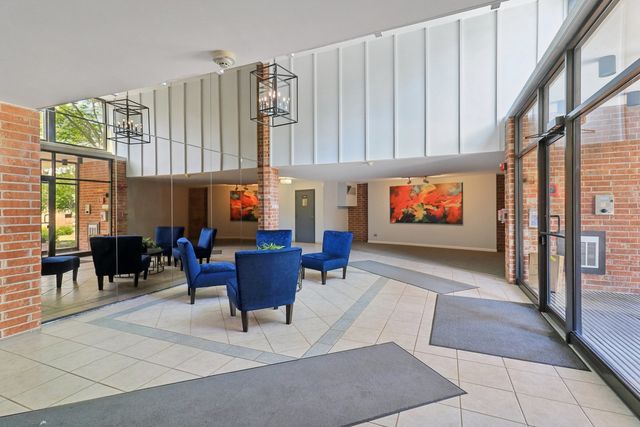 1405 E Central Road 122C, Arlington Heights, IL 60005