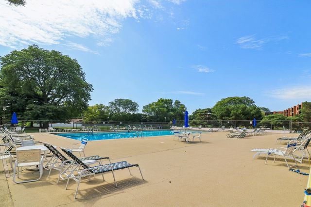 1405 E Central Road 122C, Arlington Heights, IL 60005