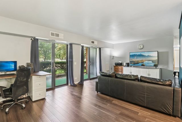 1405 E Central Road 122C, Arlington Heights, IL 60005