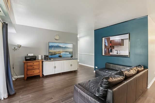 1405 E Central Road 122C, Arlington Heights, IL 60005