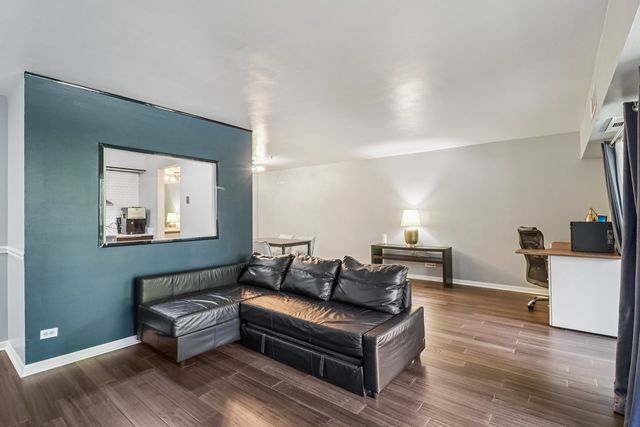 1405 E Central Road 122C, Arlington Heights, IL 60005