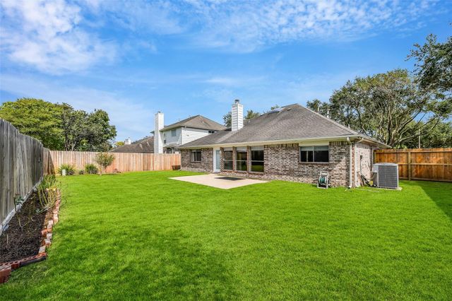 317 Vantage Pointe Circle, League City, TX 77573