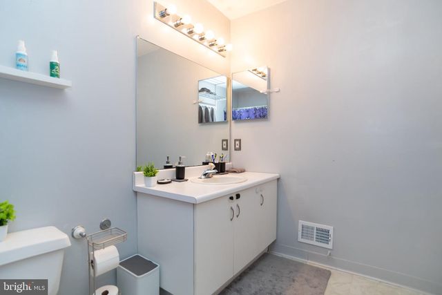 204 LANSDOWNE CT, Pennington, NJ 08534