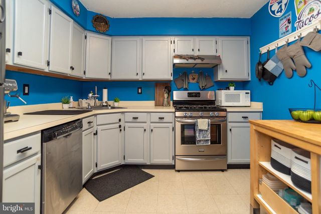 204 LANSDOWNE CT, Pennington, NJ 08534