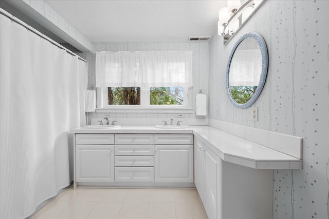 898 NW Riverside Boulevard, Bend, OR 97703