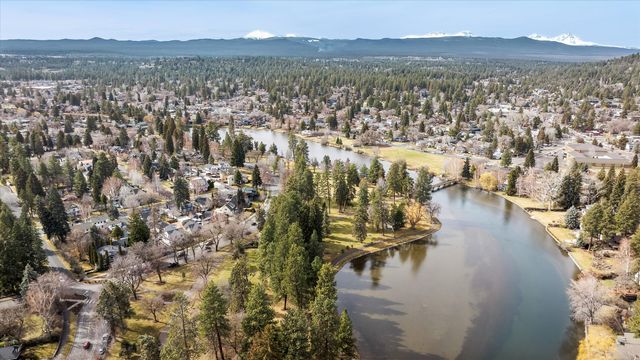 898 NW Riverside Boulevard, Bend, OR 97703