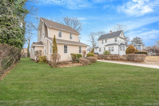 33 Willow Avenue, Freeport, NY 11520