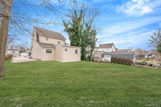 33 Willow Avenue, Freeport, NY 11520