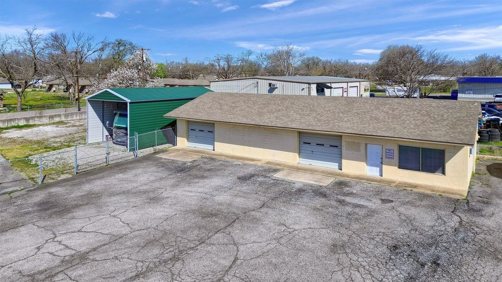 1611 N Center Street, Bonham, TX 75418