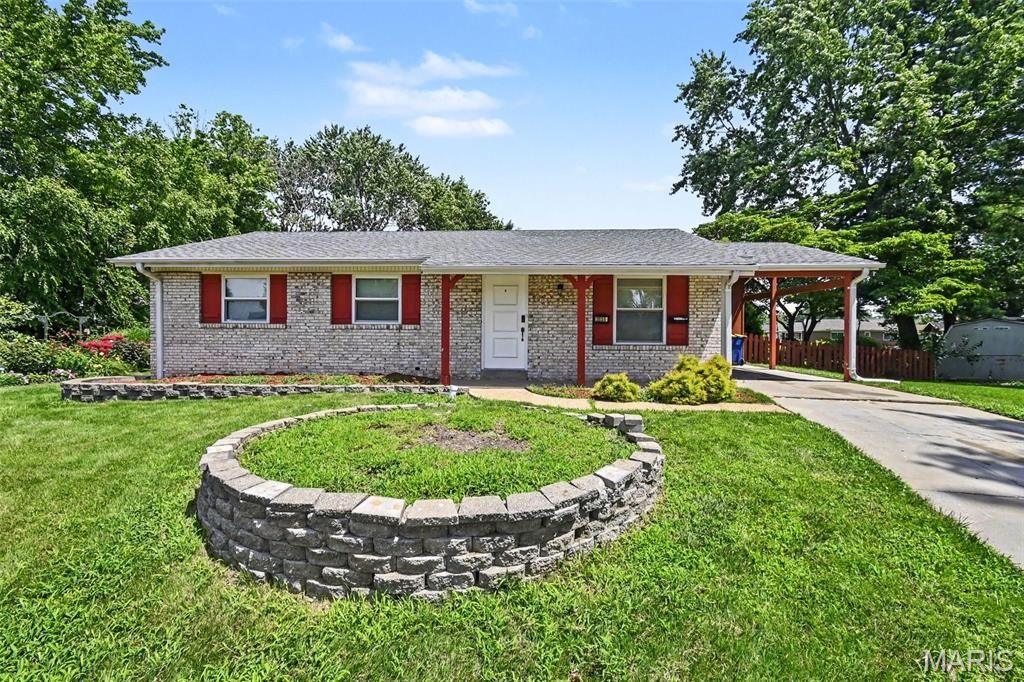2535 Black Pine Court, Florissant, MO 63031