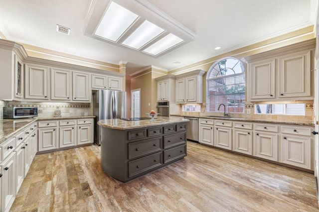 6010 Maple Knob Court, Kingwood, TX 77345