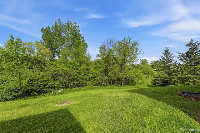 11006 Wood Run Circle, South Lyon, MI 48178