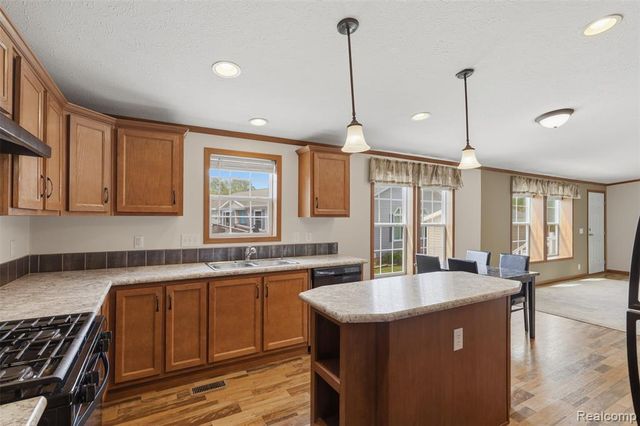 11006 Wood Run Circle, South Lyon, MI 48178