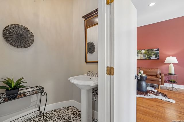 400 E Guenther St Unit 2202, San Antonio, TX 78210