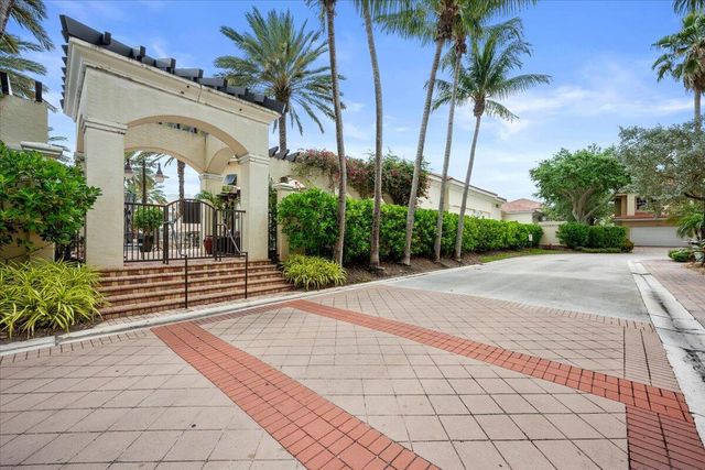 5102 Artesa Way W, Palm Beach Gardens, FL 33418