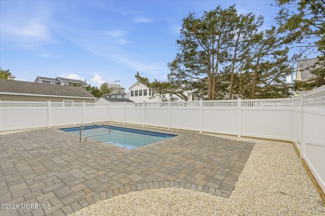 10 W Kirkland Avenue, Long Beach Twp, NJ 08008