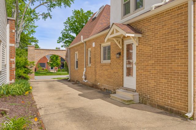 2316 Lafayette Avenue, Columbus, IN 47201