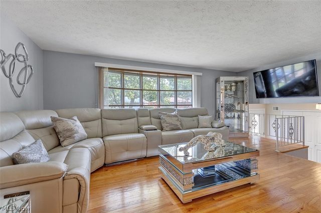 26 Brune Drive, Bedford, OH 44146