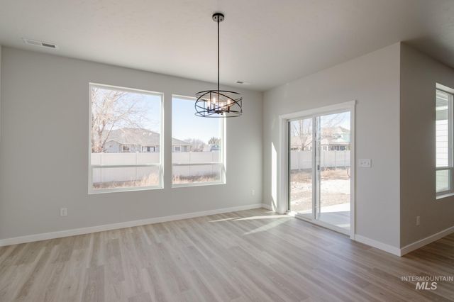 3885 E White Plains St, Nampa, ID 83686