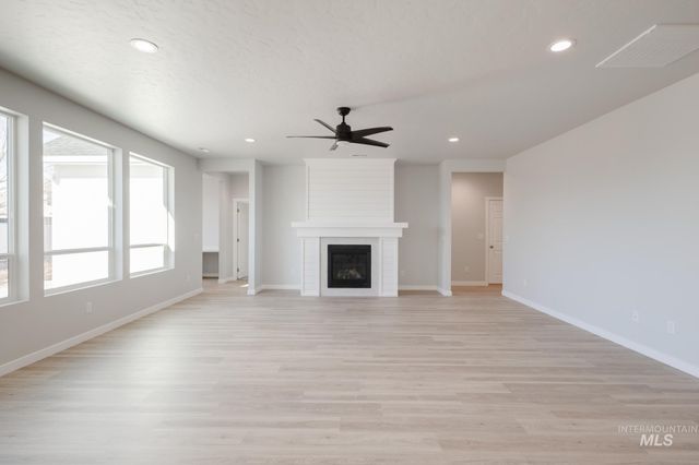 3885 E White Plains St, Nampa, ID 83686