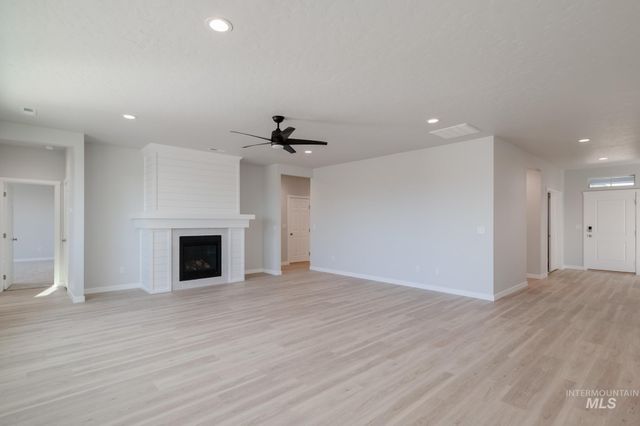 3885 E White Plains St, Nampa, ID 83686