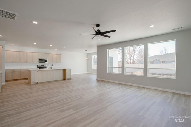 3885 E White Plains St, Nampa, ID 83686