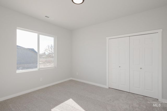 3885 E White Plains St, Nampa, ID 83686