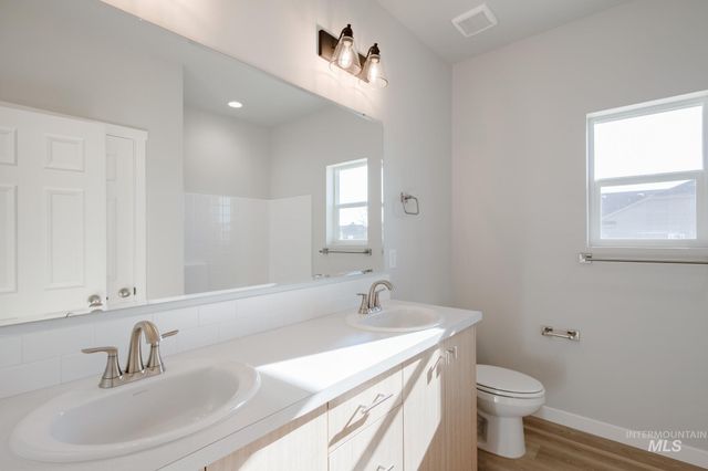3885 E White Plains St, Nampa, ID 83686