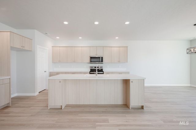 3885 E White Plains St, Nampa, ID 83686