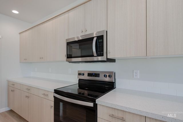 3885 E White Plains St, Nampa, ID 83686