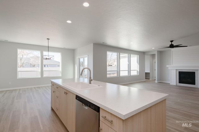 3885 E White Plains St, Nampa, ID 83686