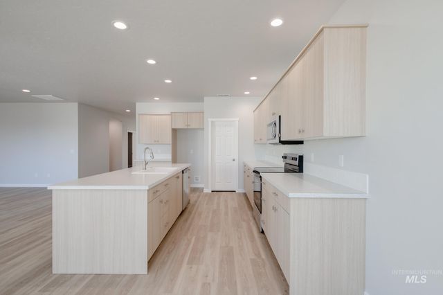 3885 E White Plains St, Nampa, ID 83686
