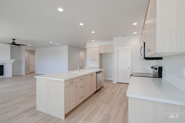 3885 E White Plains St, Nampa, ID 83686