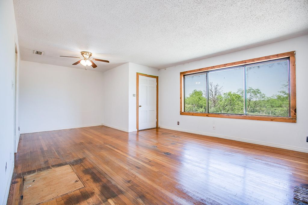 Image 10 of property listing at 1001 Mesquite Street, Bronte, TX 76933