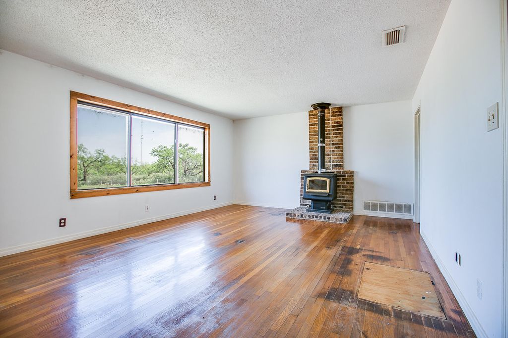 Image 11 of property listing at 1001 Mesquite Street, Bronte, TX 76933