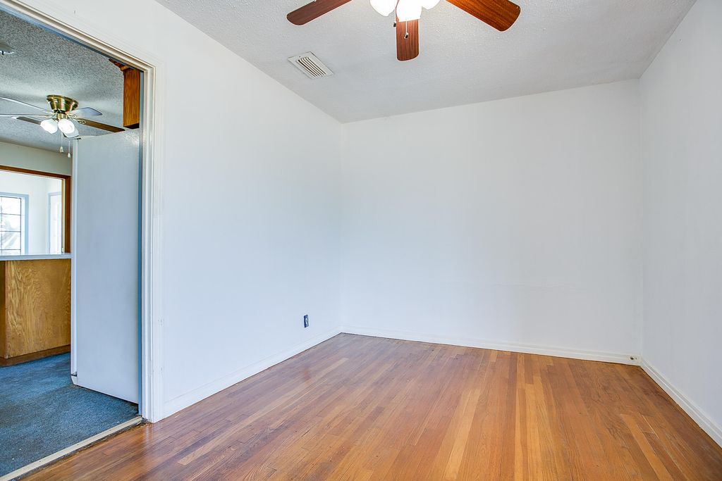 Image 12 of property listing at 1001 Mesquite Street, Bronte, TX 76933